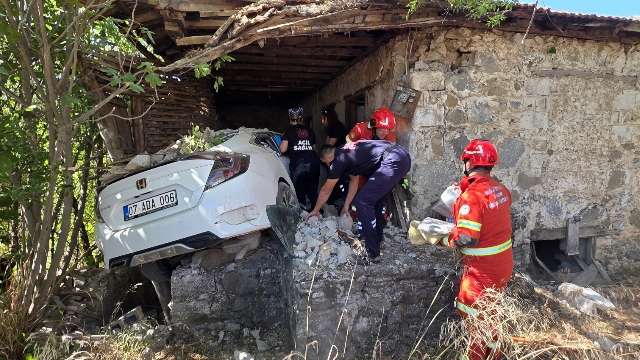 Otomobil eve daldı: Ölü ve yaralılar var
