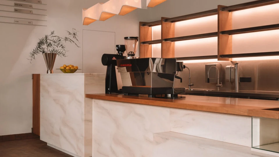 Berlin'deki Strom kafe tarihi yapıyı dönüştürüyor
