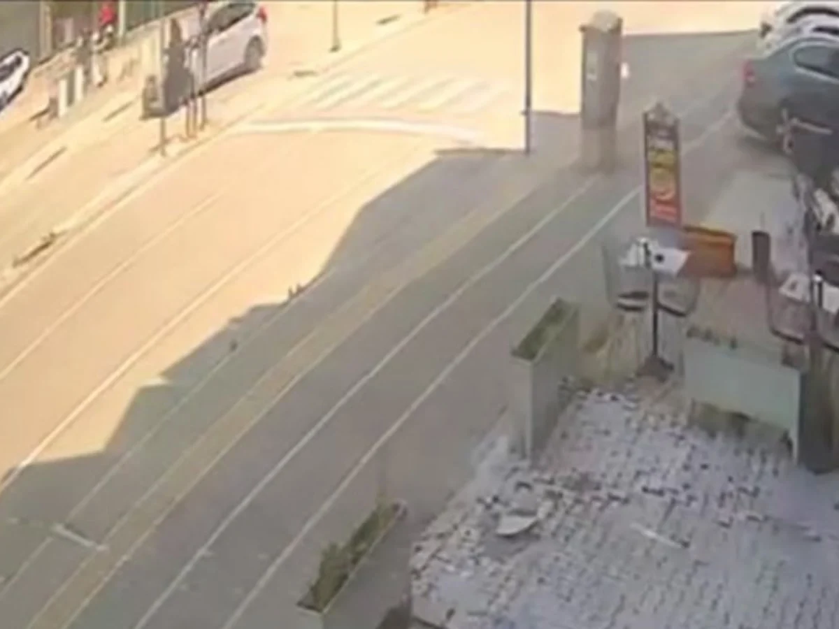 Bursa'da otomobil, yaya geçidinde kız çocuğuna çarptı