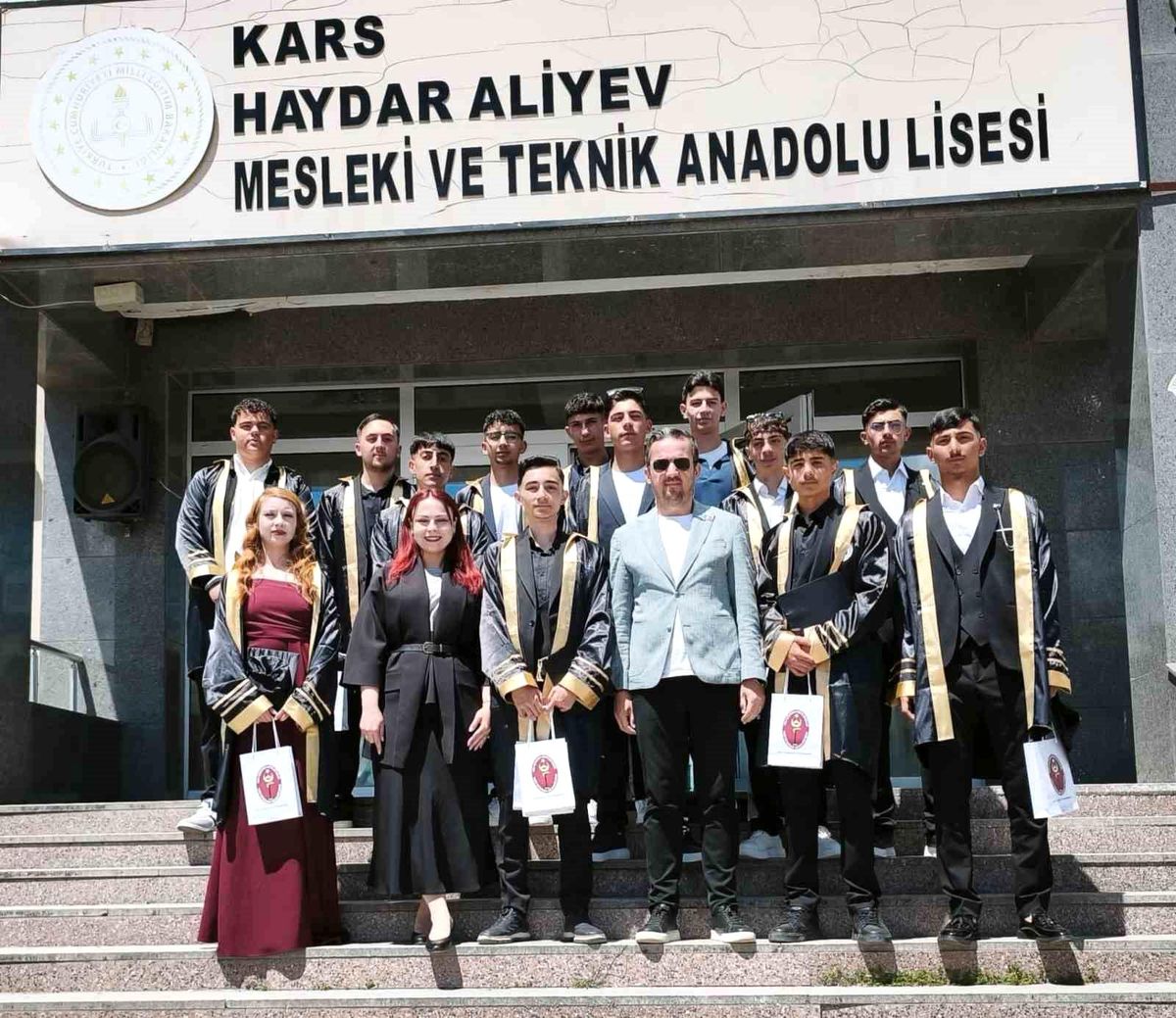 Kars'ta Veteriner Sağlık Teknisyenleri mezuniyet sevinci yaşadı