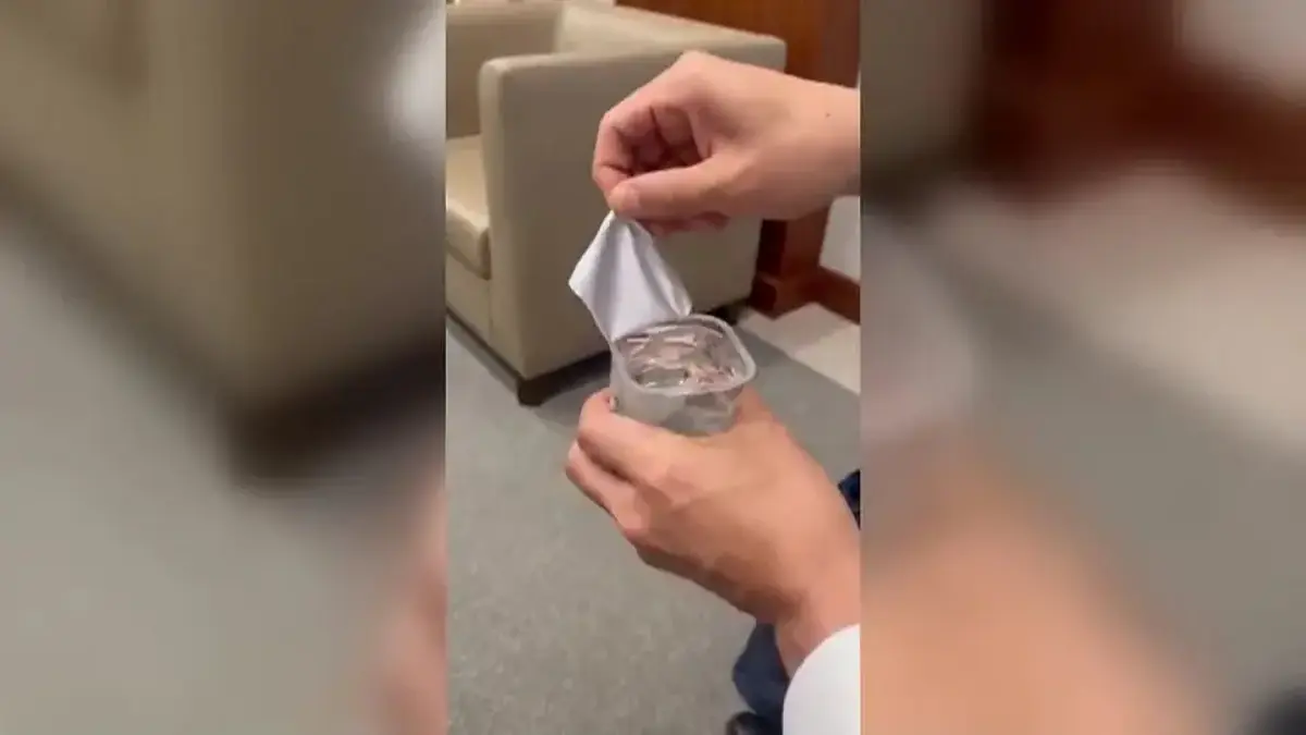 Japonya Savunma Bakanı "bardak su" ile tanıştı: "Bunu ilk başta mum sandım"