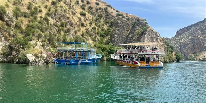 Gezi teknesi sürüklendi: 40 kişi kurtarıldı