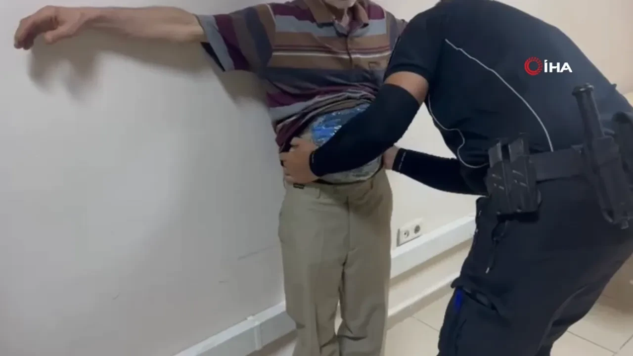 Hatay’da zehir tacirinin taktiği hayrete düşürdü! Yarım kilo esrarı vücuduna bantlamış
