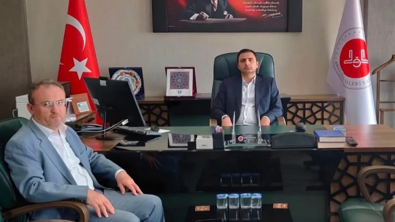 Sinop'ta stajyer vali yardımcısı vekili müftünün makam koltuğuna oturdu! Mil-Diyanet Sen tepki gösterdi: Fetva makamına başkası oturamaz