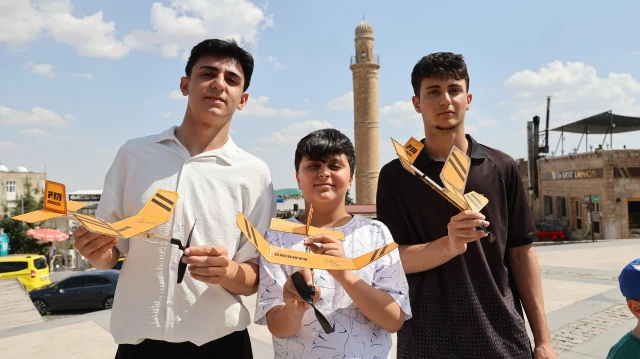 Mardin'de çocuklar model uçaklarla gökyüzünü renklendirdi