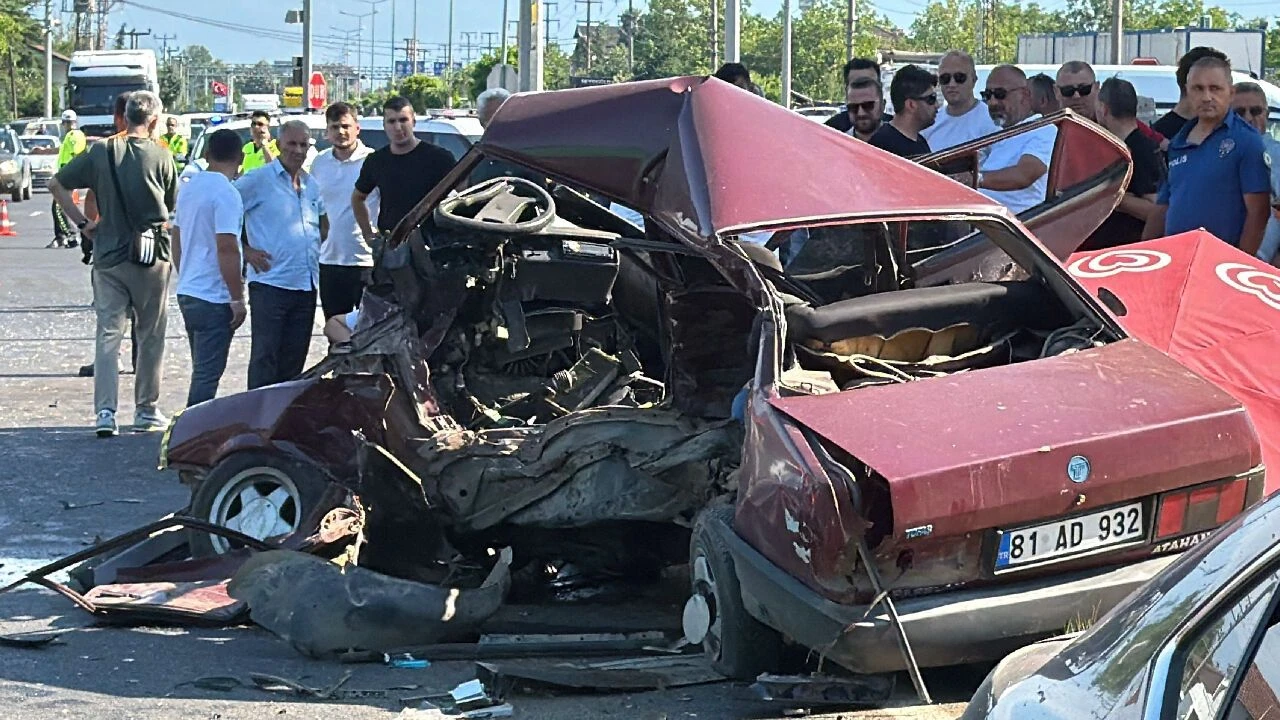 Milletvekilinin kullandığı araç kazaya karıştı: Araçlar paramparça oldu
