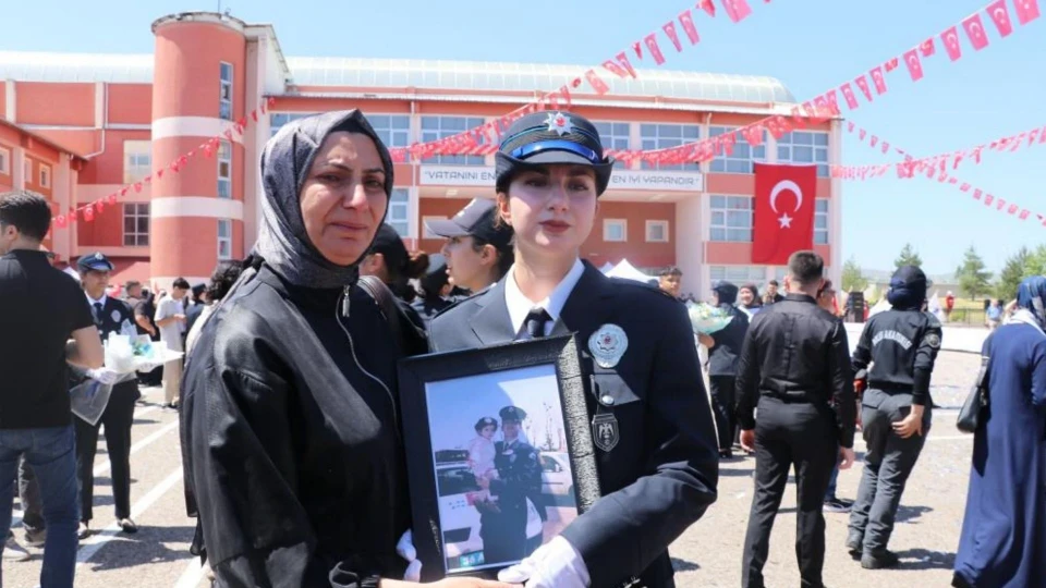 Sivas polis meslek yüksekokulu mezuniyeti: Şehit babasının izinden gitti
