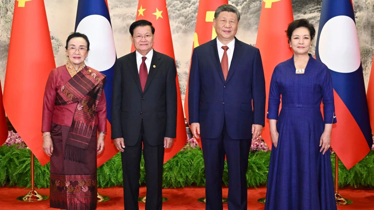 Xi, Laos Cumhurbaşkanı Thongloun ile bir araya geldi