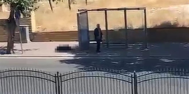 Durakta bekleyen eşini silahla vurdu
