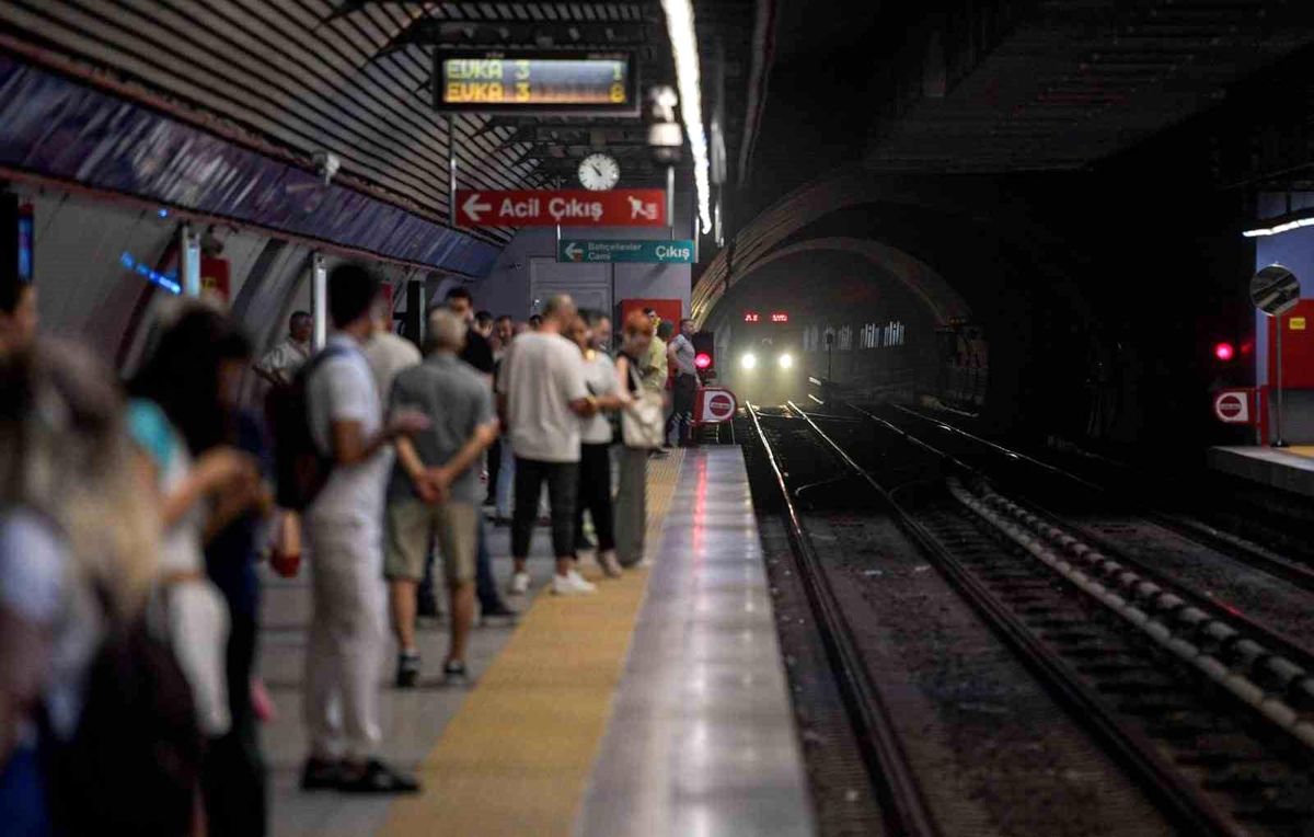 İzmir'de kablo hırsızlığı girişimi metro seferlerini aksattı