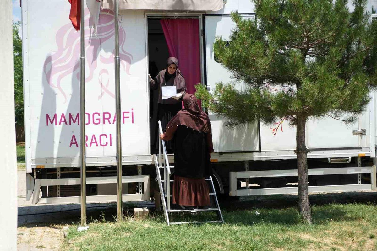 Muş'ta mobil mamografi aracıyla köy köy ücretsiz kanser taraması yapılıyor