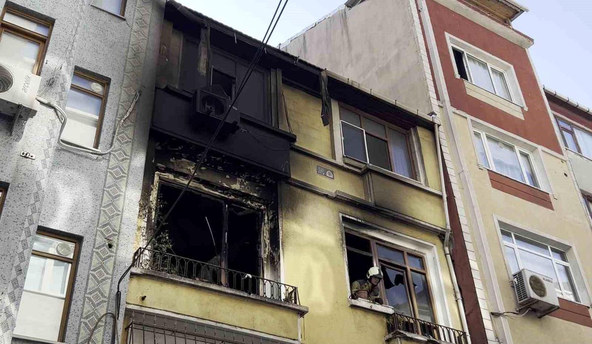 Fatih'te 2 katlı binada çıkan yangında mahsur kalan 4 kişi kurtarıldı