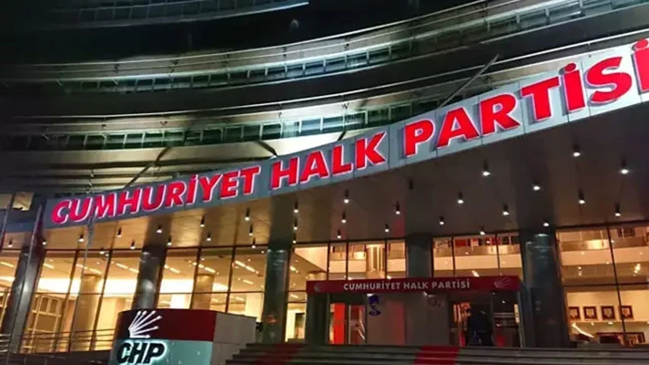 CHP, İstanbul'da 33 ilçe başkanı görevden alındı