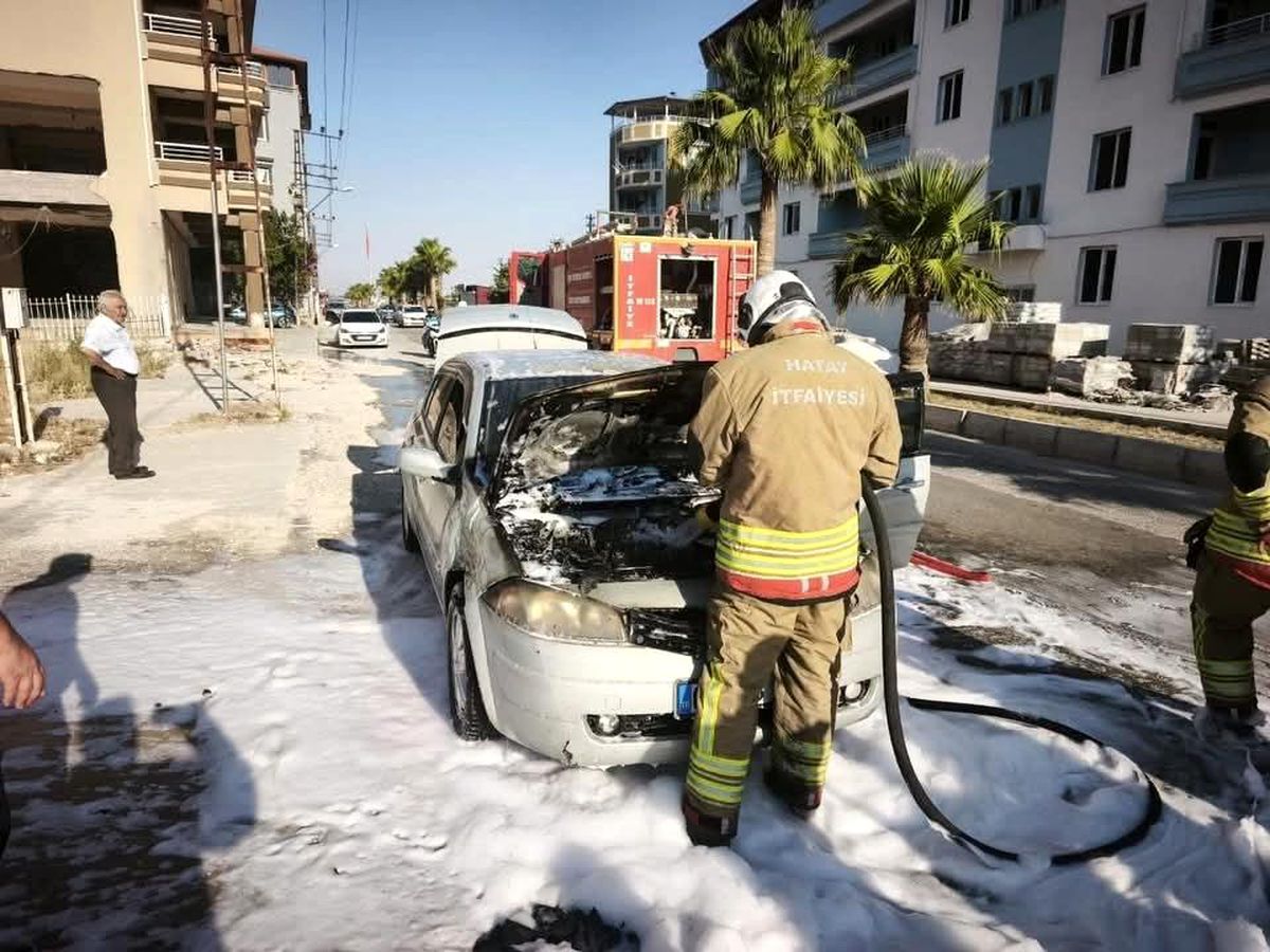 Antakya'da aracın motorundan alevler yükseldi