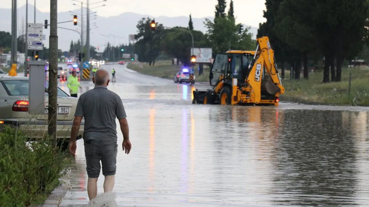 Denizli'yi yaz yağmuru vurdu! İzmir yolu kapandı, işte yerleri sular altında kaldı