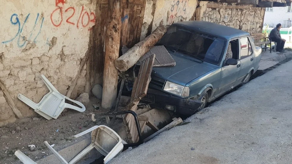 Bankta otururken otomobil çarptı! Hastanede hayatını kaybetti