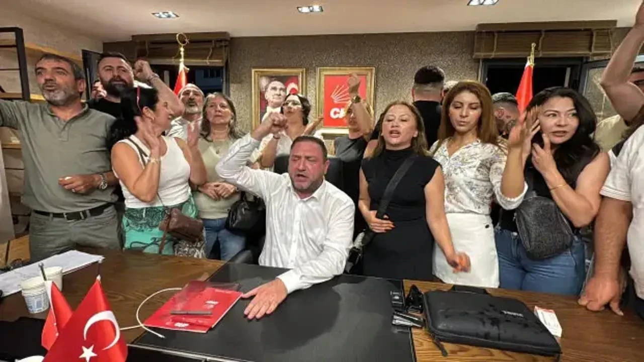 CHP'de skandal üstüne skandal! Utku Gümrükçü 'yangın hortumlu' devir teslimde yaşanan krizi anlattı: Bana sinkaflı küfürler etti