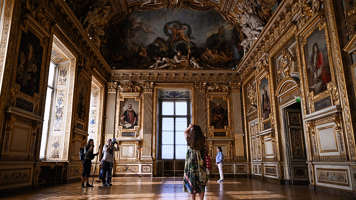 Louvre'un Apollon Galerisi, Taç Mücevherleri soygunundan sonra yeniden açıldı