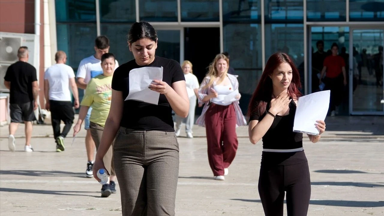 Üniversite hayali kuran milyonlar sınavda: YKS maratonu başladı