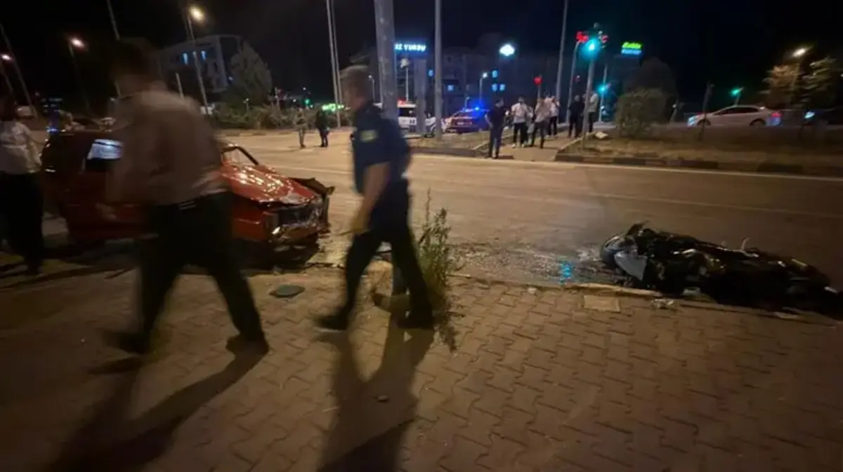 Kırmızı ışık ihlali yapan otomobil dehşet saçtı: Genç motosikletli 36,5 metre sürüklendi