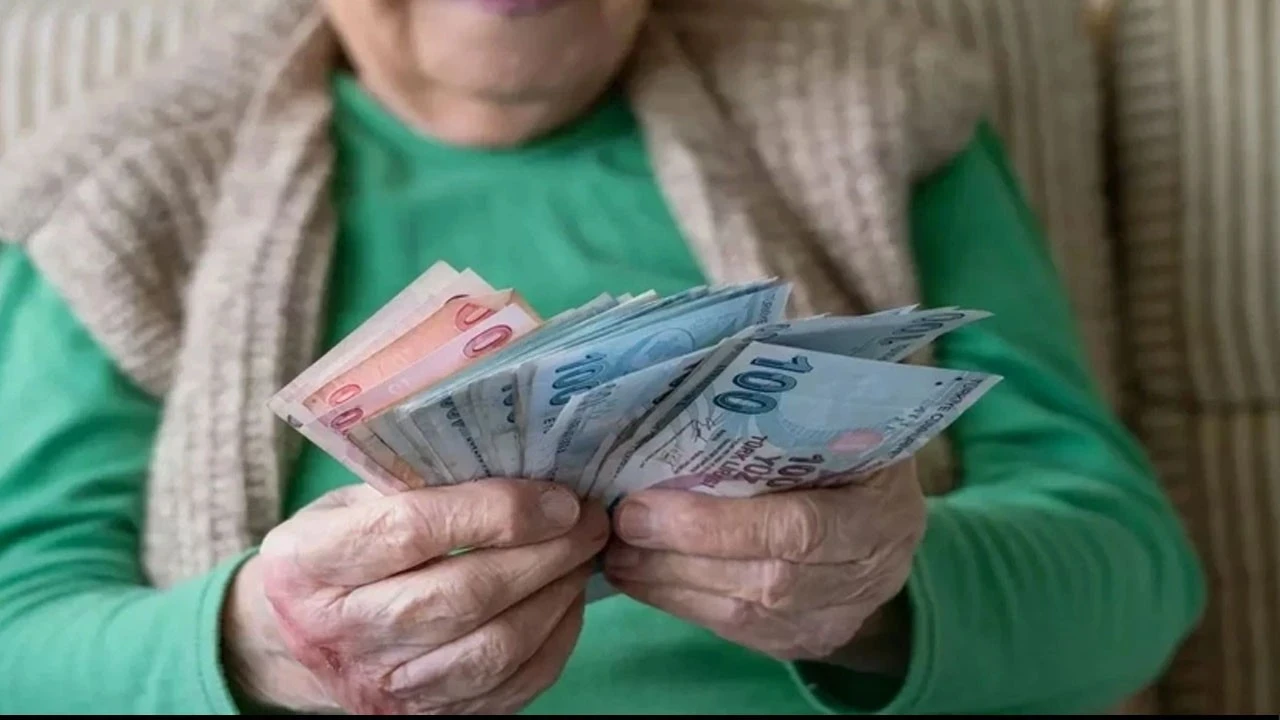 Temmuz emekli zammında kritik viraj! SSK VE BAĞ-KUR EMEKLİSİ İÇİN YENİ HESAP: 3 senaryo masada! İşte maaşlara göre yeni tutarlar...