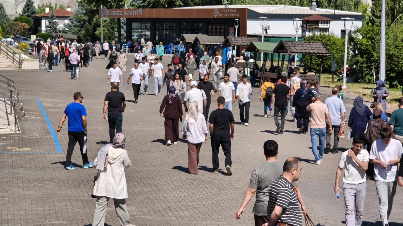 YKS'de İkinci Gün Heyecanı: AYT Başladı