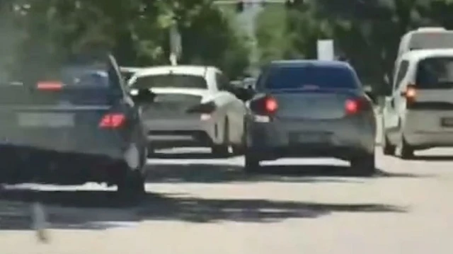 Elazığ’da peş peşe makas atan sürücü kamerada