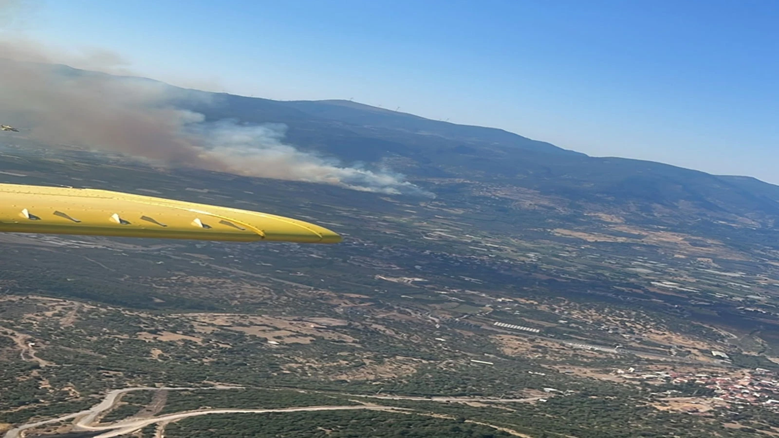 İzmir’de maki yangını: 6 uçakla müdahale edildi