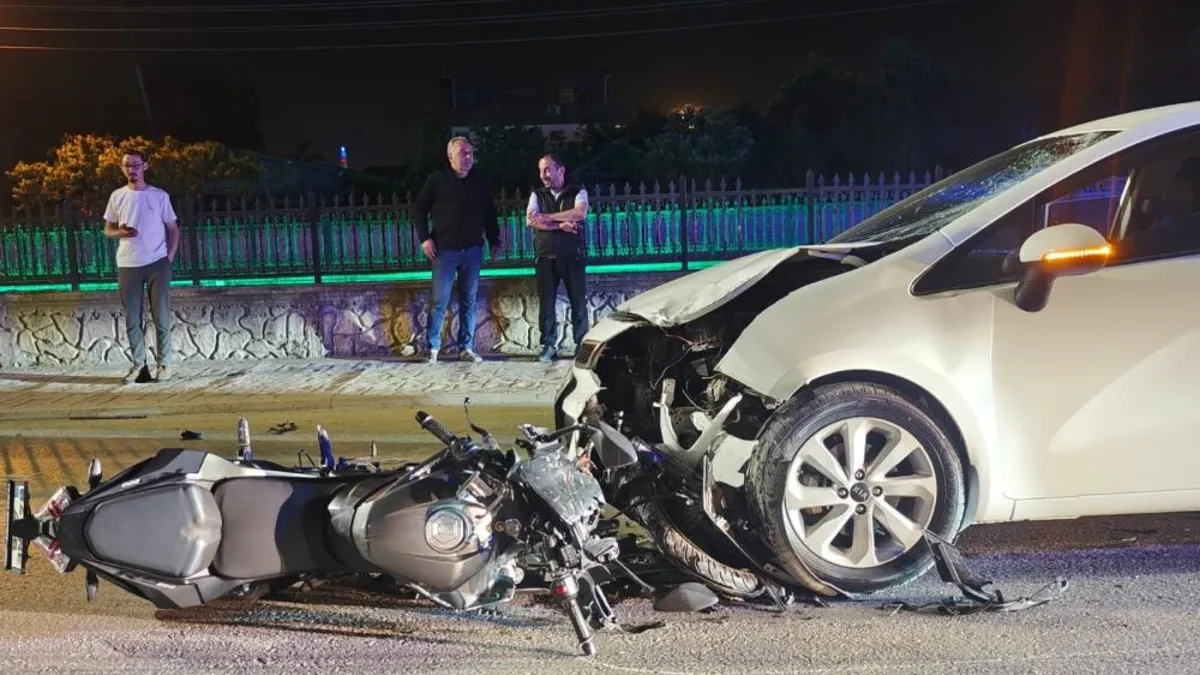 Sakarya'da otomobil ve motosikletli kafa kafaya çarpıştı: 1 yaralı