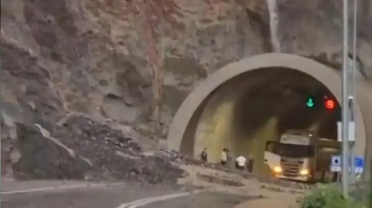 Erzurum-Artvin karayolu, sel ve heyelan nedeniyle ulaşıma kapandı