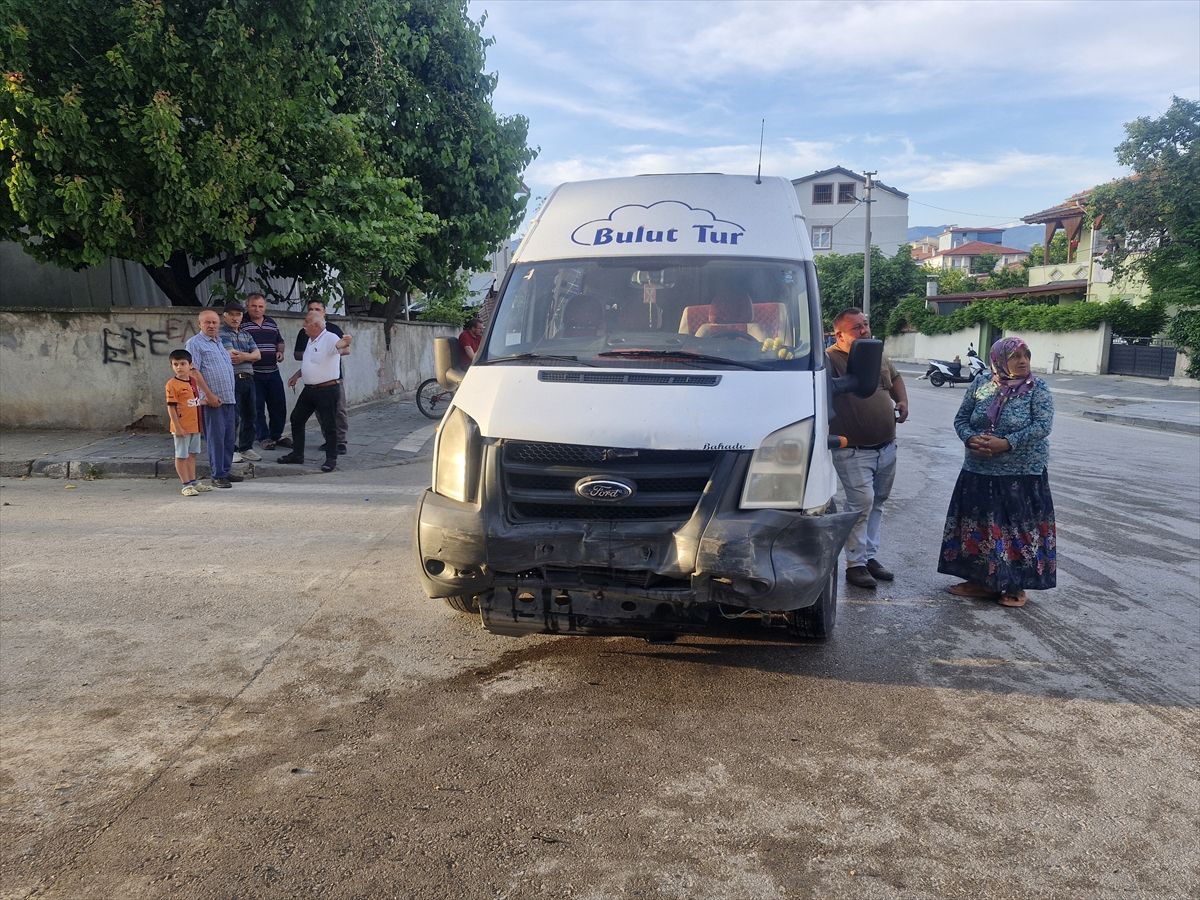 Tokat'ta otomobil ile minibüsün çarpıştığı kazada 5 kişi yaralandı