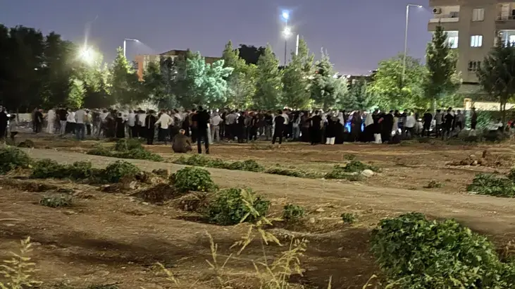 Mezarlıkta dehşet! Aynı aileden 3 can gitti; polis kaçan zanlıların peşinde