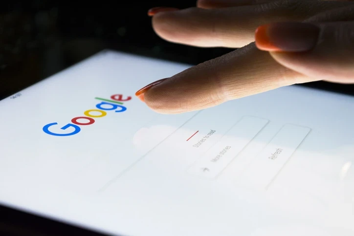Dev yayıncılar Google ile köprüleri atıyor! Son yapay zeka hamlesi dünya medyasını vurdu: Trafik azaldı, reklam durdu