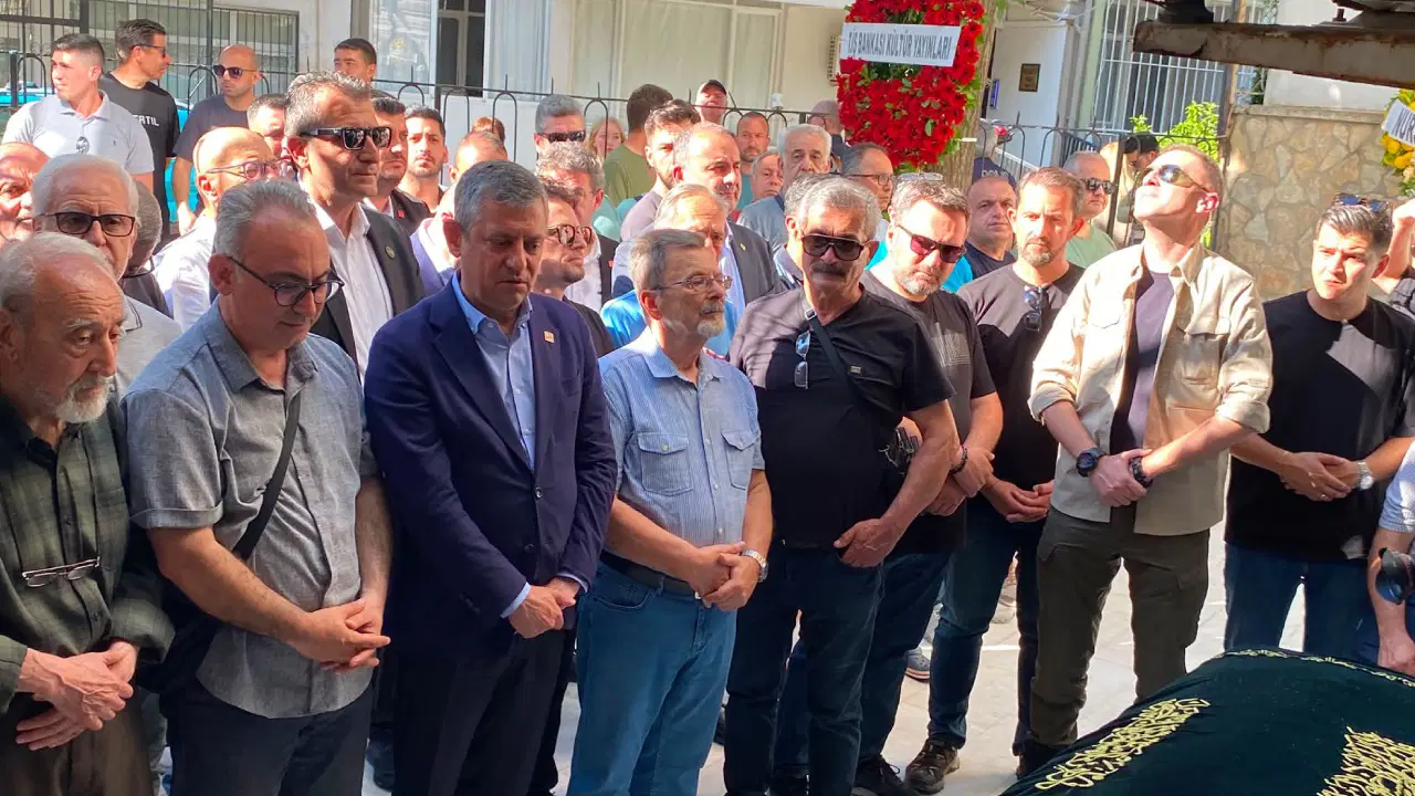 Özgür Özel İzmir’de cenaze törenine katıldı