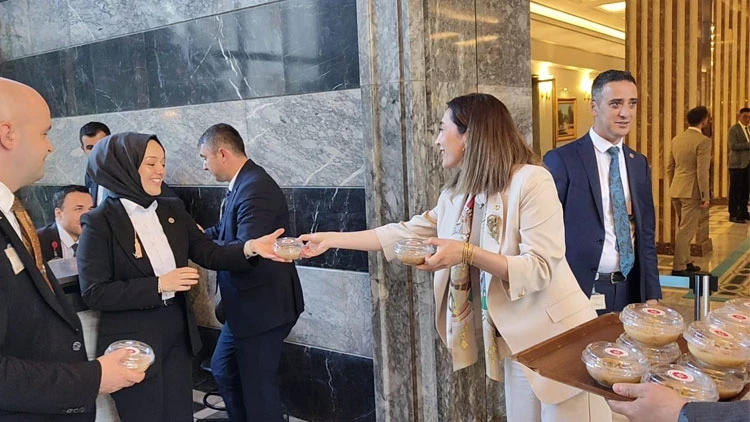 Muharrem ayına özel anlamlı program... TBMM'de 1.500 kişilik aşure lokması paylaşıldı