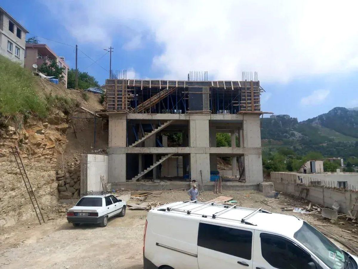 Kahramanmaraş'ta inşaattan düşen işçi ağır yaralandı