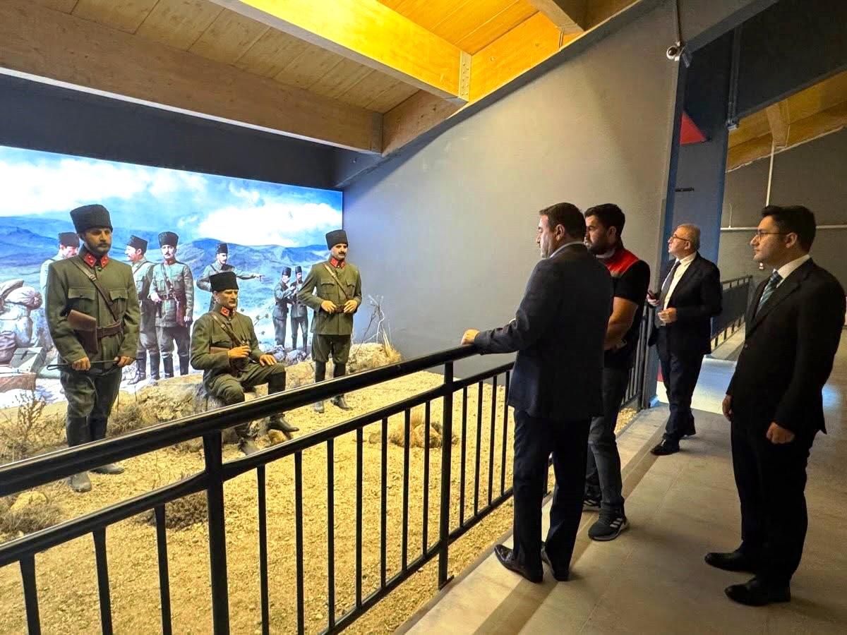 Vali Musa Işın, Dumlupınar Şehitliği ve Diorama Müzesi'ni Ziyaret Etti