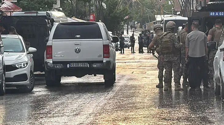 Engelli kardeşini ve polis memurunu yaraladı, operasyonla etkisiz hale getirildi