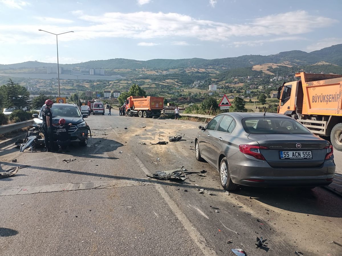 Samsun'da 8 aracın karıştığı zincirleme kaza; 2 yaralı