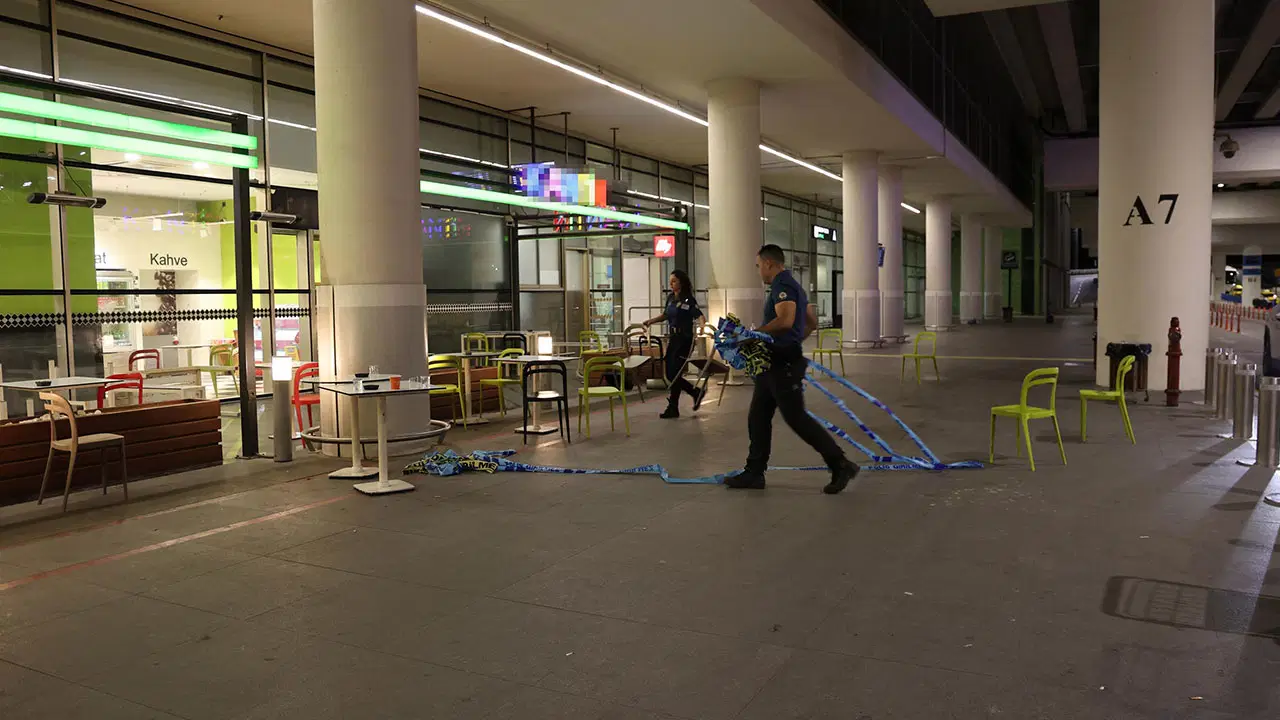 İzmir'de havalimanında hareketli anlar: Komiser ve 3 polis memurunu bıçaklı saldırıya uğradı!