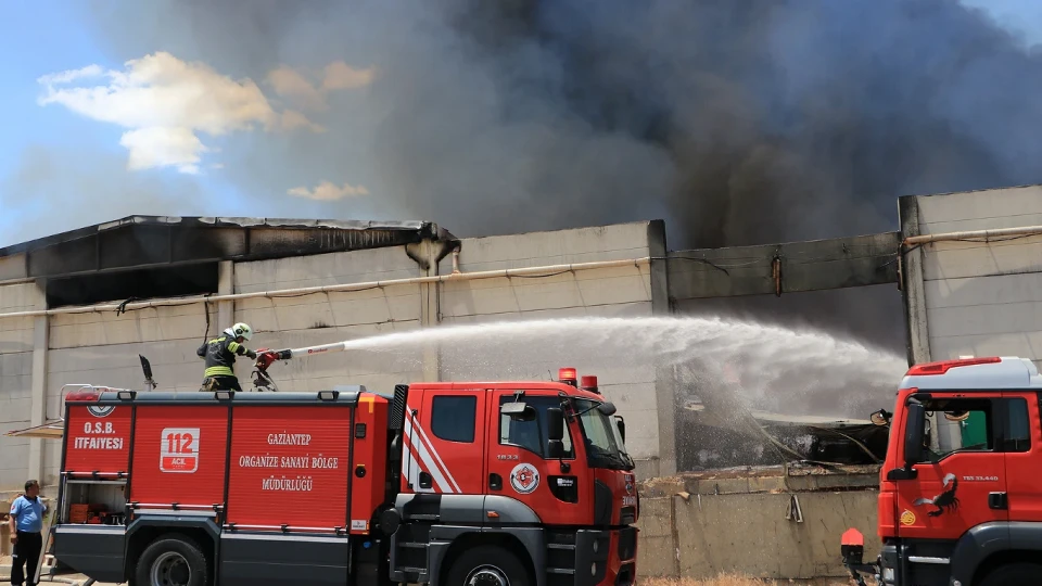 Gaziantep OSB'de dev tekstil fabrikası alev alev yandı:100'den fazla personel seferber oldu!