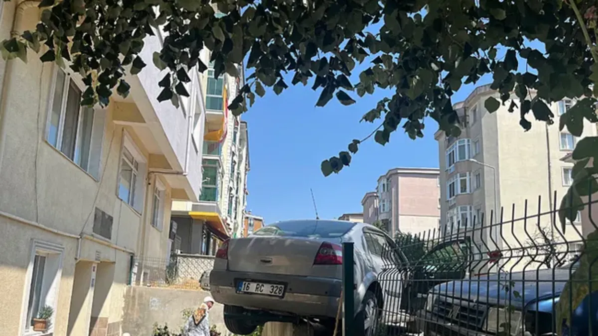 El freninin çekmeyi unutunca olanlar oldu! Duvarda dakikalarca asılı kaldı
