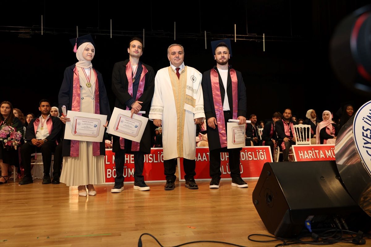 Erciyes Üniversitesi Mühendislik Fakültesinde mezuniyet sevinci