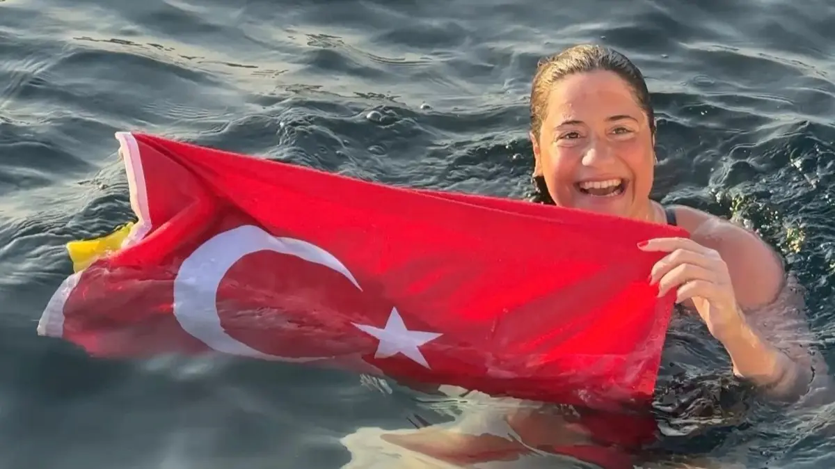 Bakan Bak'tan milli yüzücü Aysu Türkoğlu'na tebrik