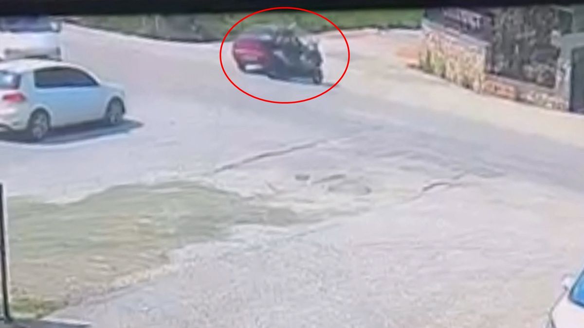 Otomobil ile çarpışan motosikletin sürücüsü yaralandı; kaza anı kamerada