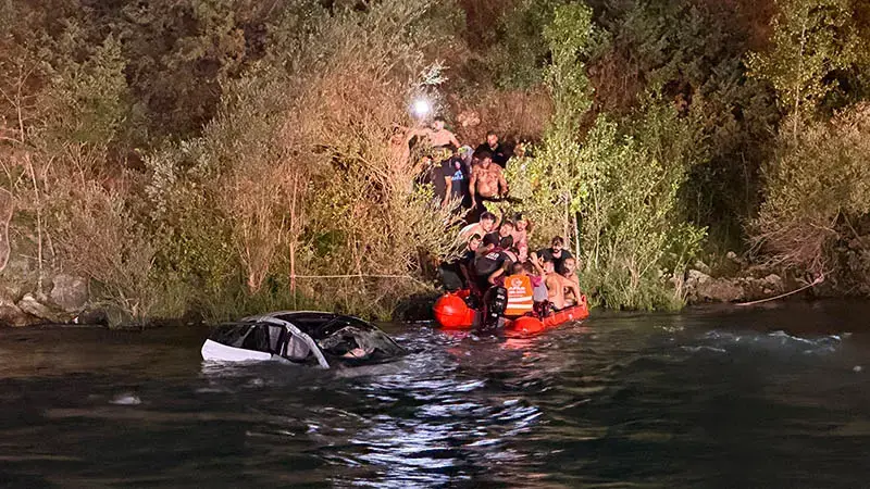 Tunceli’de otomobil takla atıp Munzur Nehri’ne düştü: 2 yaralı