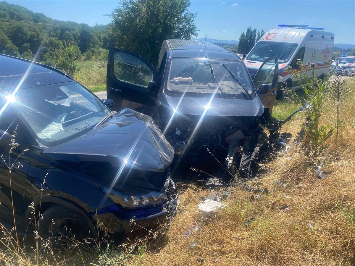 Bilecik'te SUV tipi araç ile panelvanın çarpıştığı kazada 2 kişi yaralandı
