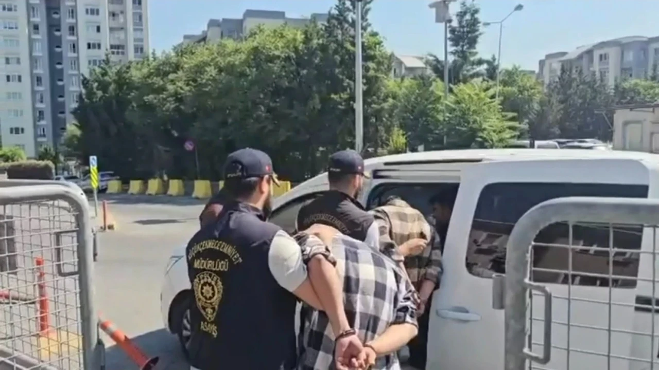 Küçükçekmece'de otomobilden rastgele ateş açan 3 şüpheli tutuklandı