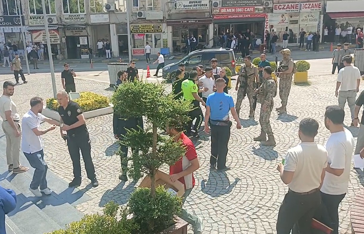 Duruşmada başlayan kavga sokağa taşındı: Biri polis üç yaralı