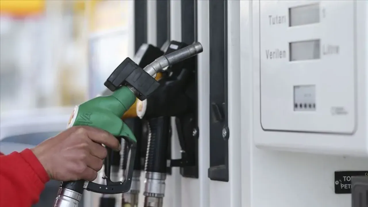 Benzin ve motorine büyük zam! Litresi 80 liraya koşuyor